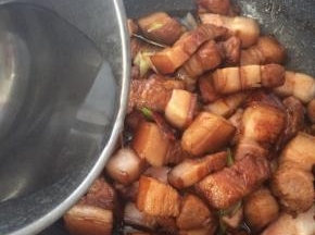 加入适量水，没过肉块。大火烧开，小火慢炖约40分钟。
