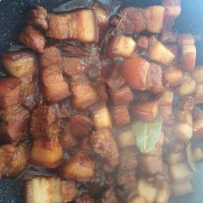 用筷子可以轻松扎透肉块时，大火收汁至汤液浓稠即可。