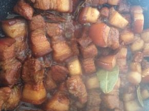 用筷子可以轻松扎透肉块时，大火收汁至汤液浓稠即可。