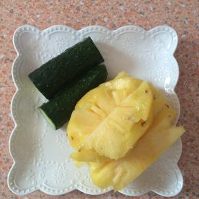 菠萝、黄瓜切小块。