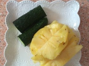 菠萝、黄瓜切小块。