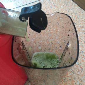 依次放入原汁机中榨汁。