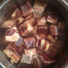 牛肉洗净后切成2cm左右的小块。
清水中浸泡3小时，期间换水3次，去除血水。