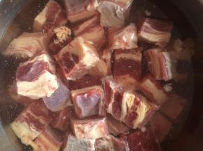 牛肉洗净后切成2cm左右的小块。
清水中浸泡3小时，期间换水3次，去除血水。