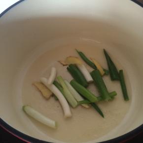 锅底倒入适量食用油，爆香葱姜。