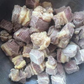 开水中焯烫5分钟，撇去浮沫，冲洗干净肉粒。