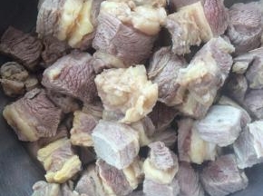 开水中焯烫5分钟，撇去浮沫，冲洗干净肉粒。