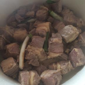 放入牛肉粒翻炒。