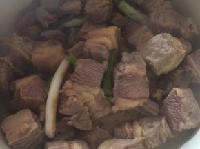 放入牛肉粒翻炒。