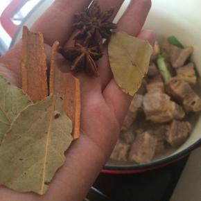 加入花椒大料香叶、老抽。