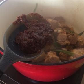 加入一大勺豆瓣酱。