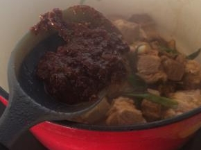 加入一大勺豆瓣酱。