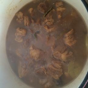 加入适量盐调味。加入热水没过肉粒。