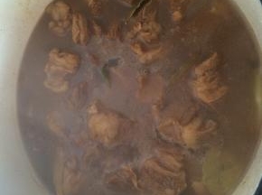 加入适量盐调味。加入热水没过肉粒。