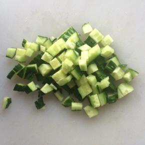 黄瓜切小丁备用。