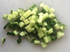 黄瓜切小丁备用。