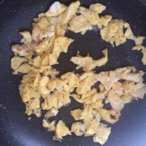 鸡蛋打散，锅内倒入适量食用油，先炒鸡蛋，边炒边用铲子将鸡蛋划成小块。炒好的鸡蛋盛出备用。