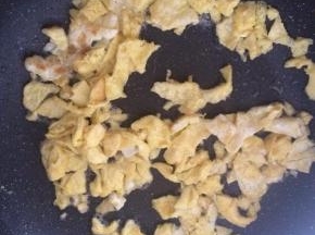 鸡蛋打散，锅内倒入适量食用油，先炒鸡蛋，边炒边用铲子将鸡蛋划成小块。炒好的鸡蛋盛出备用。