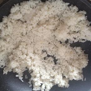 倒入米饭，翻炒松散。