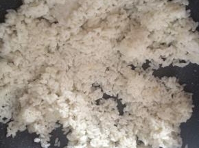 倒入米饭，翻炒松散。
