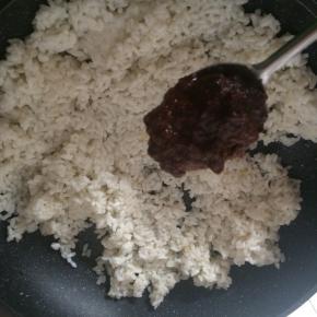 加入两勺豆瓣酱翻炒均匀。