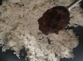 加入两勺豆瓣酱翻炒均匀。