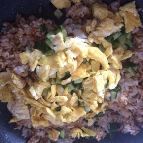 加入黄瓜丁和鸡蛋翻炒均匀即可出锅。