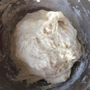 先和面。面粉加水，和成比较软一些的面团。我通常是一边加水，一边用筷子搅拌，搅拌至没有干粉，面团比较湿软即可。和好的面团醒发半小时。