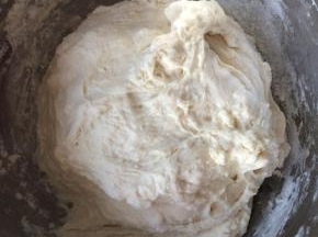 先和面。面粉加水，和成比较软一些的面团。我通常是一边加水，一边用筷子搅拌，搅拌至没有干粉，面团比较湿软即可。和好的面团醒发半小时。