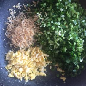 准备馅料，韭菜洗干净，切碎，鸡蛋炒散，加入虾皮。