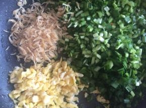 准备馅料，韭菜洗干净，切碎，鸡蛋炒散，加入虾皮。