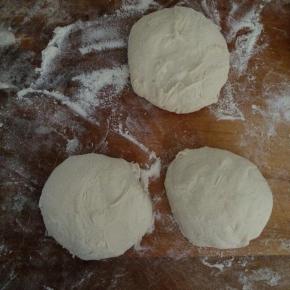 醒发好的面团，放在案板上揉匀，分成大小均匀的剂子。面团会比较黏手，多准备一些干面。