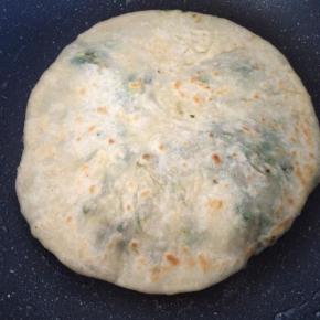 平底锅刷油，小火烙熟即可。