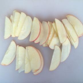 苹果洗干净备用。
切成薄片。