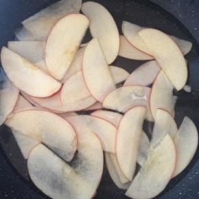 锅内倒入适量水，加入糖粉，放入苹果片，将苹果片煮软，大约3分钟左右吧。