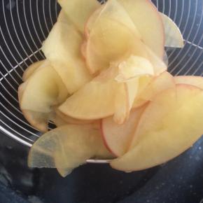 煮好的苹果片，捞出沥干水分。
