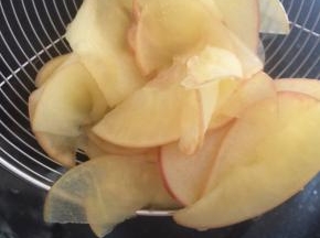 煮好的苹果片，捞出沥干水分。