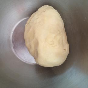 黄油与面粉，加入几勺煮苹果的糖水，和成面团。