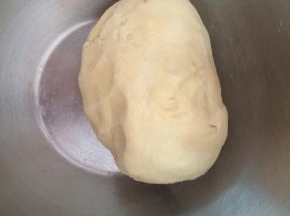 黄油与面粉，加入几勺煮苹果的糖水，和成面团。