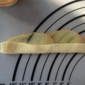 将苹果片依次排开摆放在面条上。