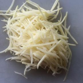 土豆去皮，清洗干净。
用擦丝器，擦成细丝。