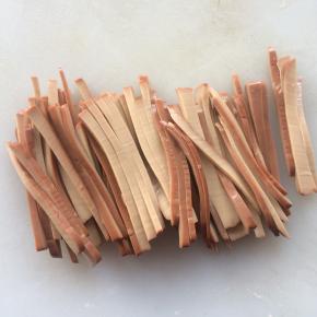 鸡蛋干切成细丝。