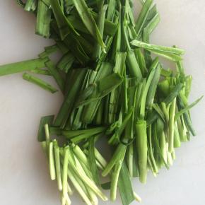 韭菜切成段。