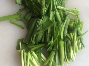 韭菜切成段。