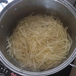 土豆丝开水焯烫2分钟捞出沥干水分。