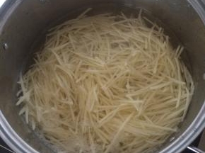 土豆丝开水焯烫2分钟捞出沥干水分。