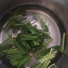 韭菜开水焯烫1分钟捞出沥干水分。