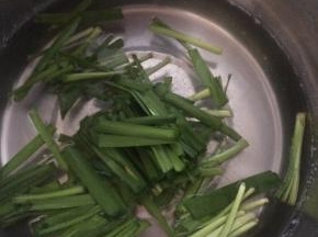 韭菜开水焯烫1分钟捞出沥干水分。
