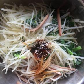 将土豆丝、鸡蛋干、韭菜放入盆中，加入所有调料，搅拌均匀即可。