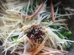 将土豆丝、鸡蛋干、韭菜放入盆中，加入所有调料，搅拌均匀即可。